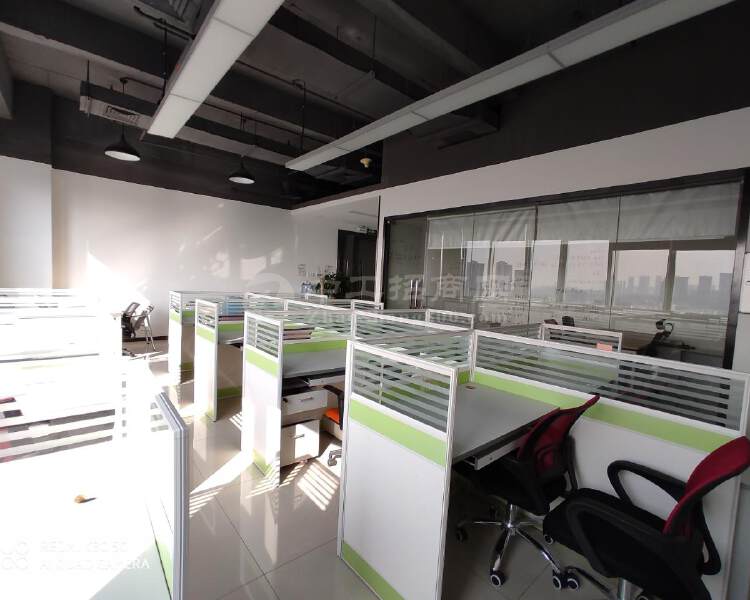 观澜地铁口精装创业办公写字楼出租，带全新办公家私，拎包办公。