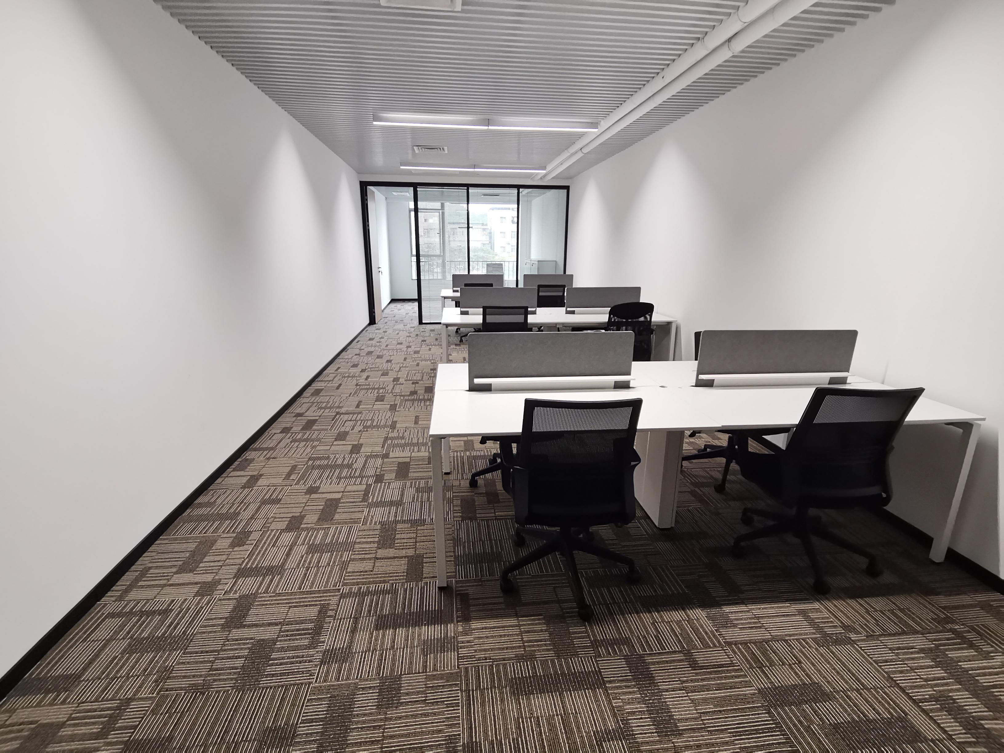 黄铺区科学城新空出面积112平办公室带装修
带家具