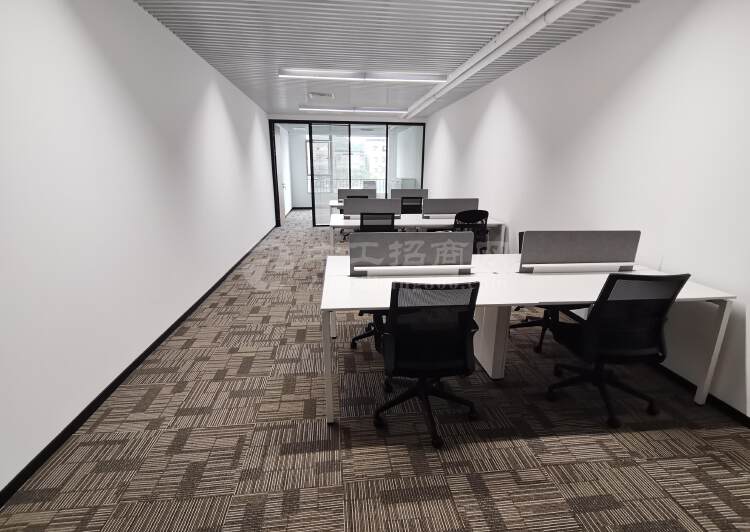 黄铺区科学城新空出面积112平办公室带装修
带家具4