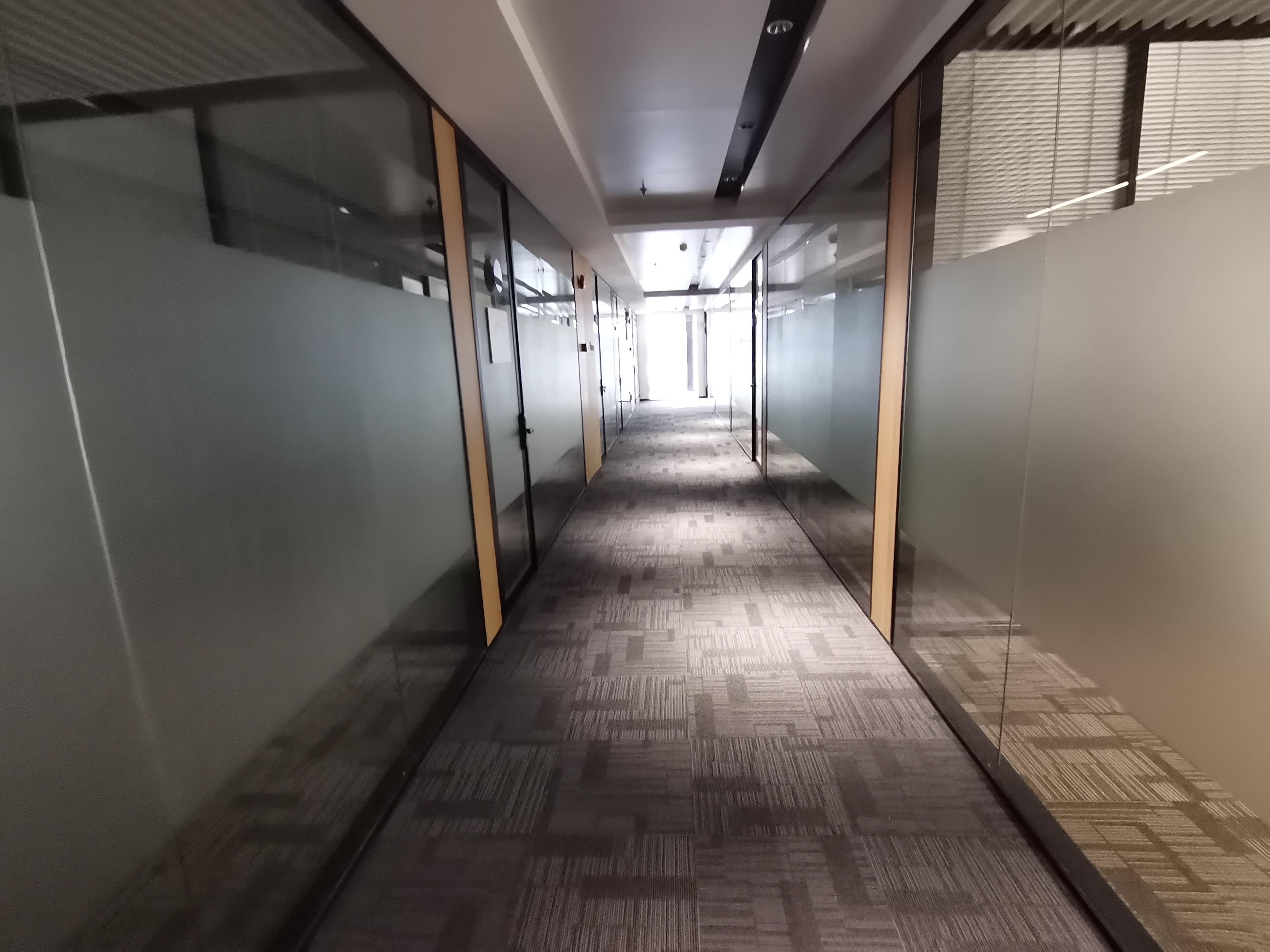 黄铺区科学城新空出面积112平办公室带装修
带家具
