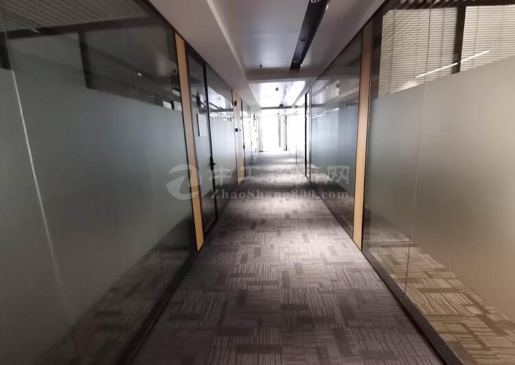 黄铺区科学城新空出面积112平办公室带装修
带家具3