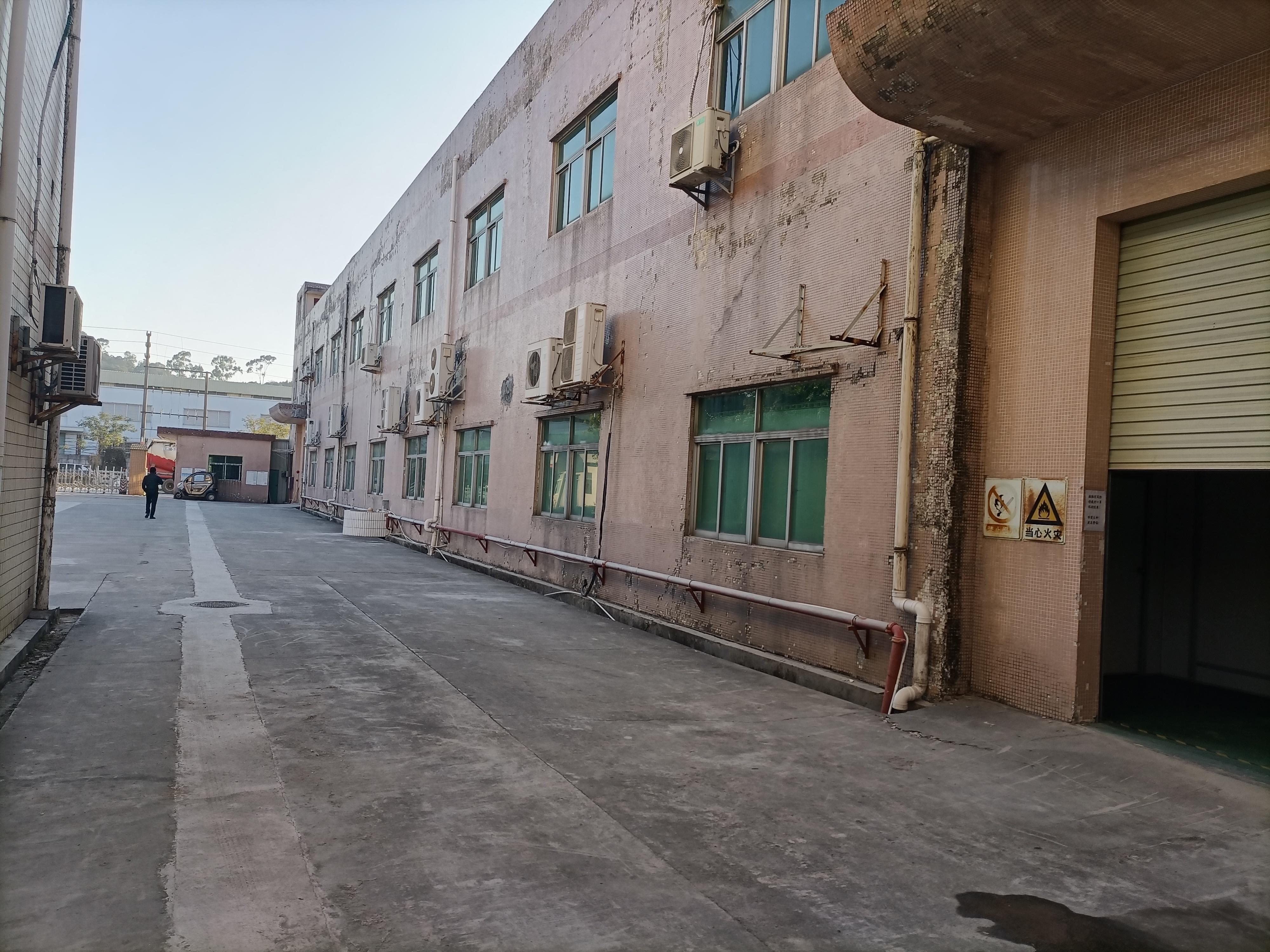 清溪三中出独院厂房5000平，厂房部分是仓库，其它是无尘车间