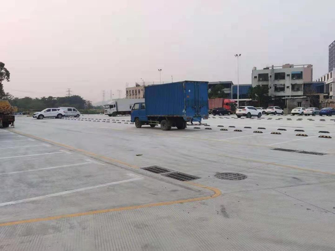 宝安主干道路边，水泥硬化，红本空地出租。1