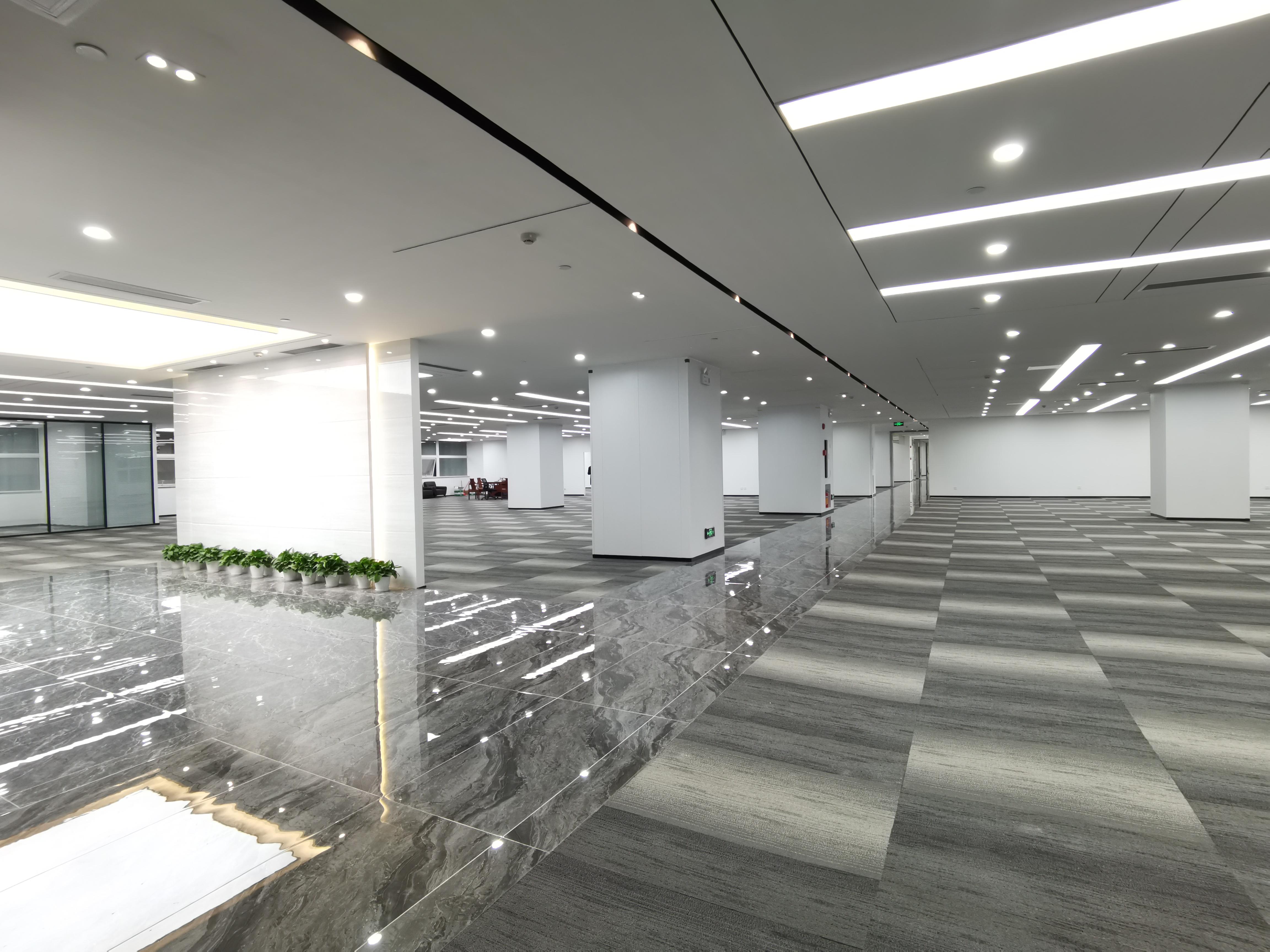 南山科技园，大面积写字楼办公室2548平，带隔间，户型方正