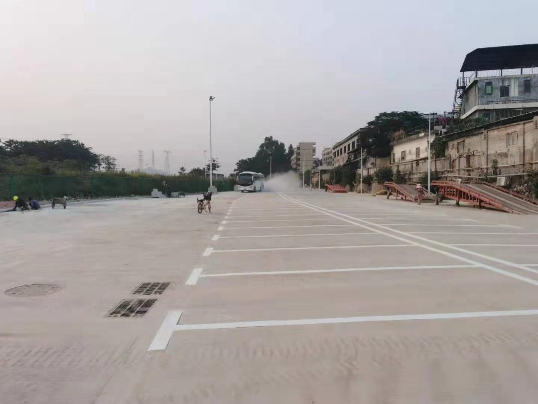 宝安主干道路边，水泥硬化，红本空地出租。6