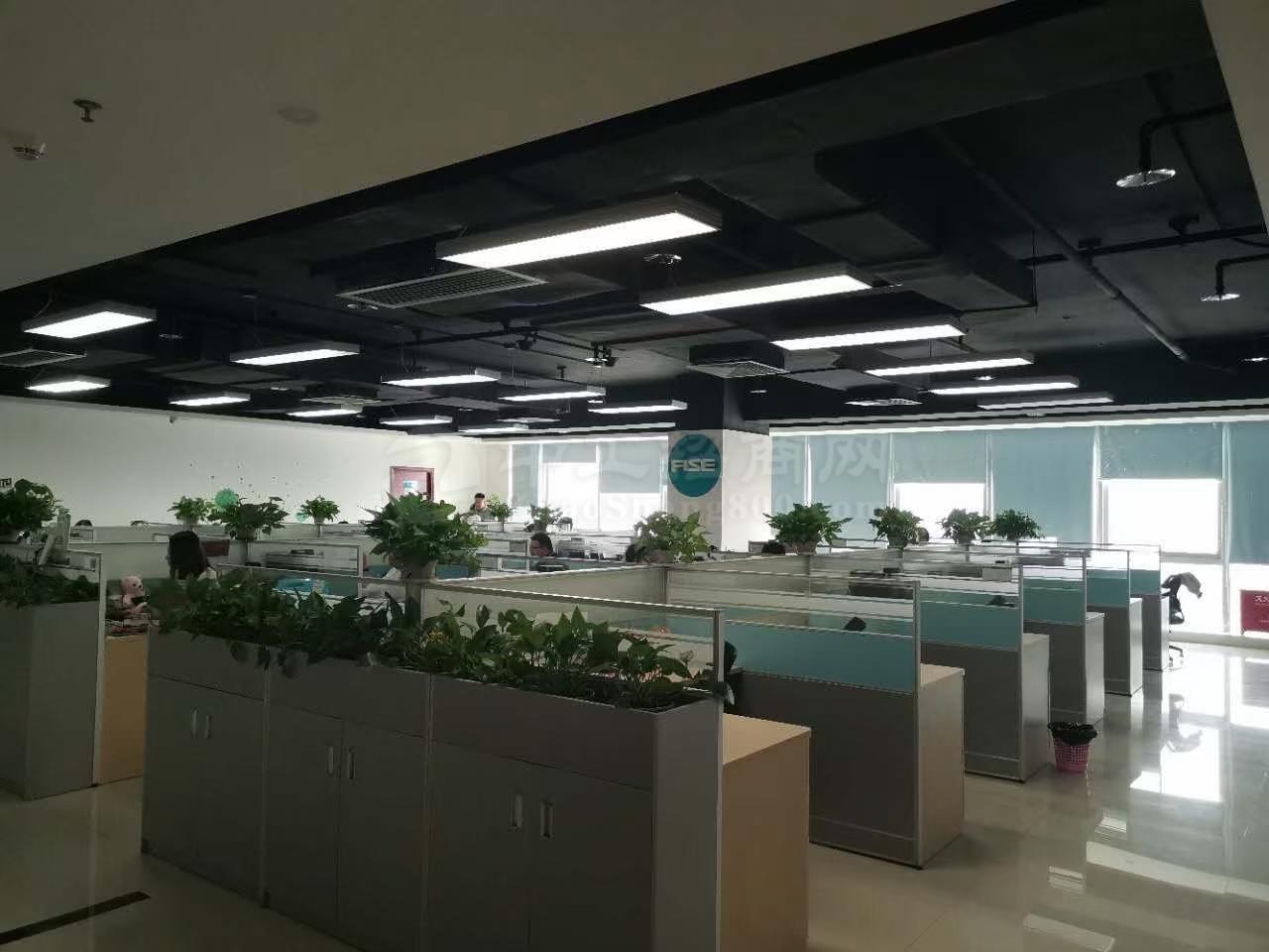 龙华大浪商业中心附近新出精装修办公室1670平，物业直租