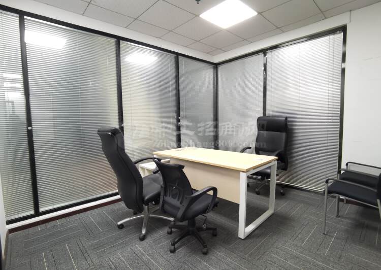 南山高新园精装修办公室260平，配带家私，直接入驻，户型方正!6
