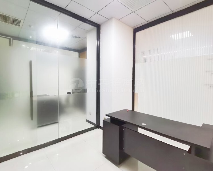 龙华清湖地铁口附近新出精装修办公室452平，物业直租