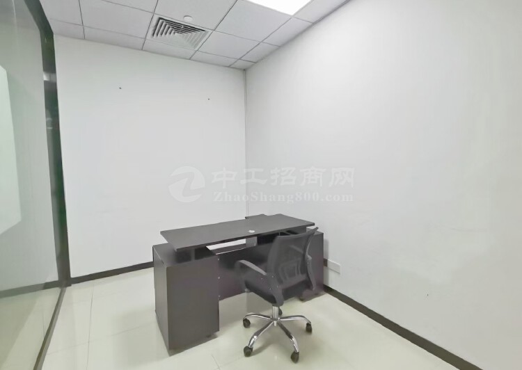 龙华清湖地铁口附近新出精装修办公室452平，物业直租4