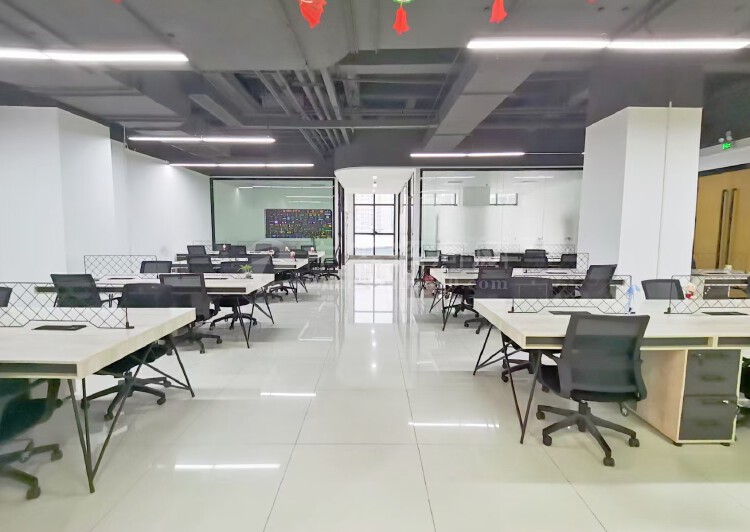 龙华清湖地铁口附近新出精装修办公室452平，物业直租7