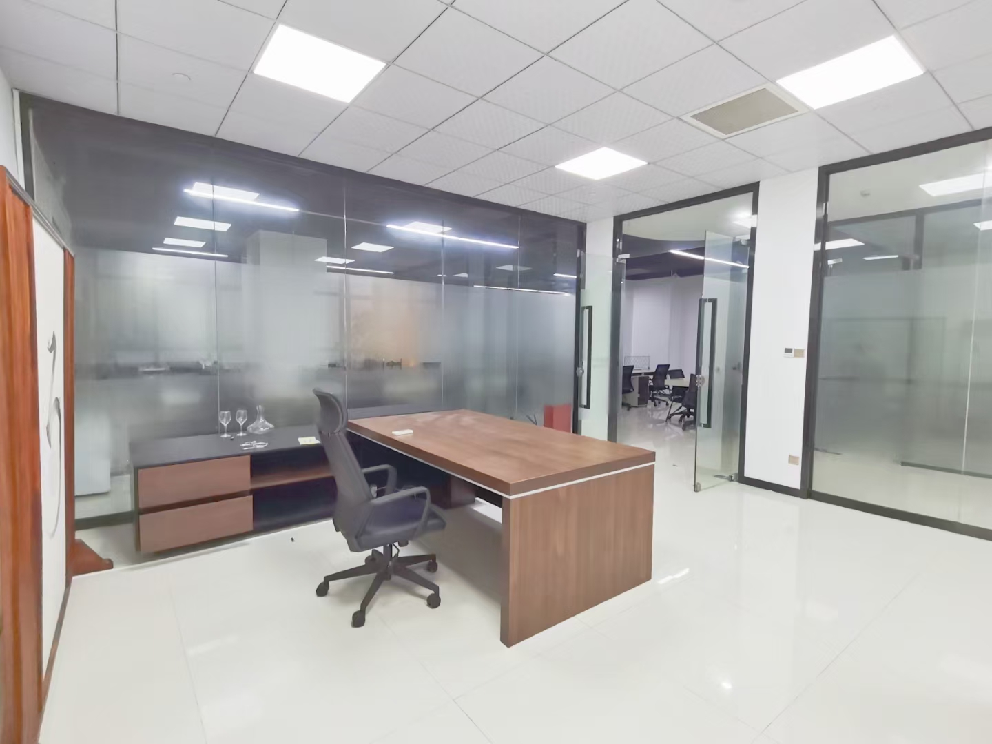 龙华清湖地铁口附近新出精装修办公室452平，物业直租