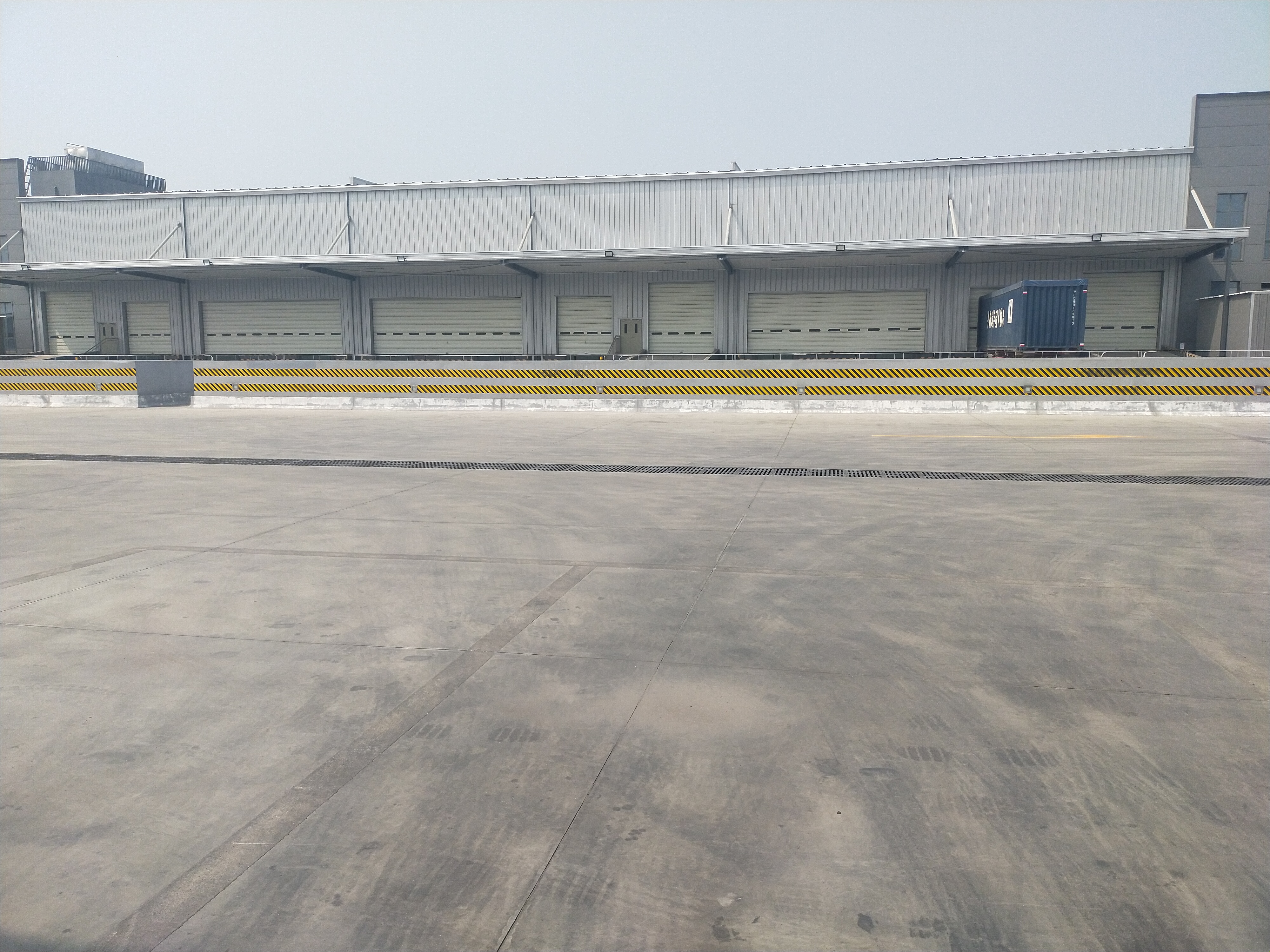 东莞中堂新空出来仓库，面积大小可以分租，有现成卸货平台。