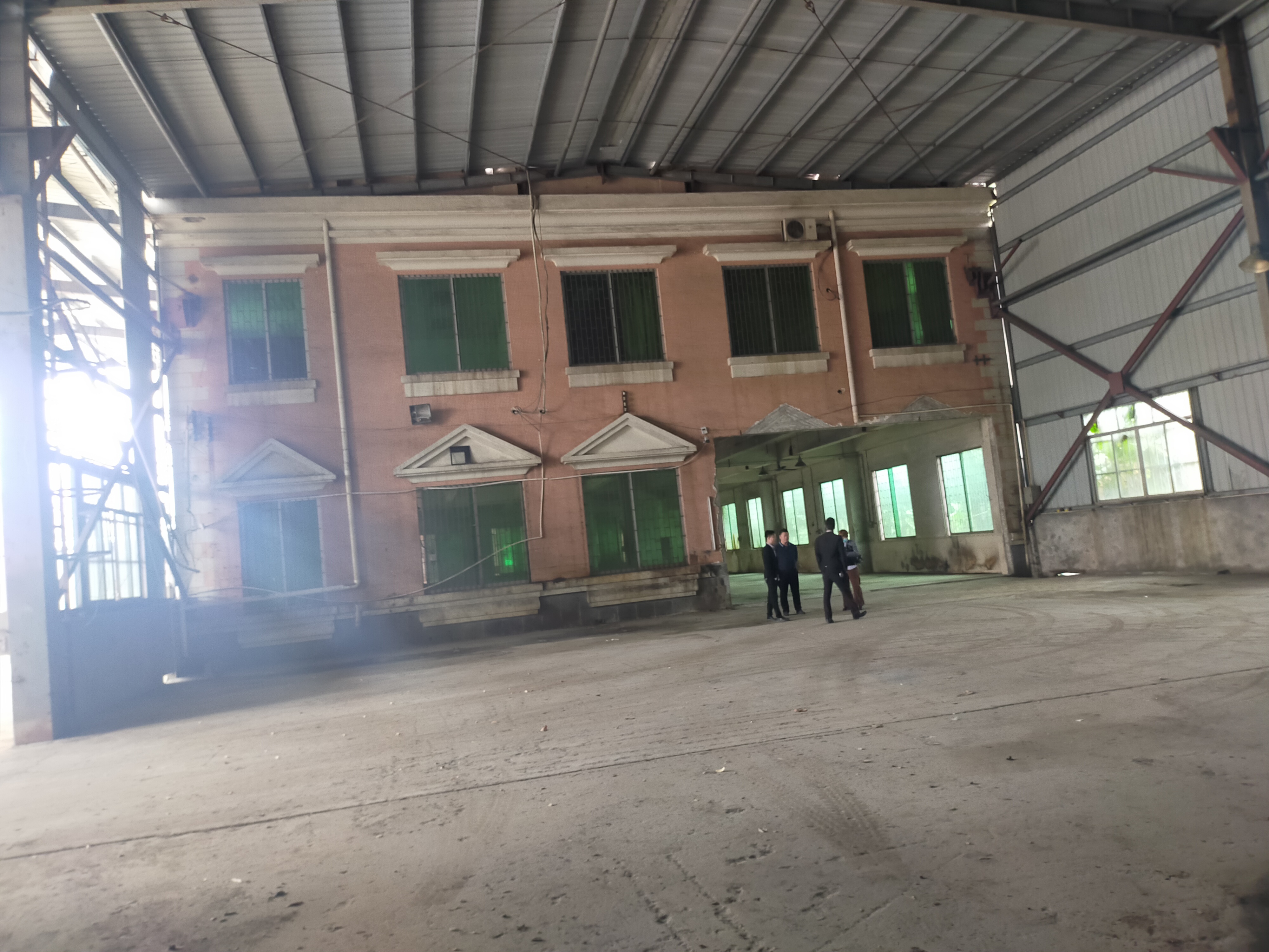 东莞中堂镇新空出来厂房仓库，面积2000平米，大小可以分租