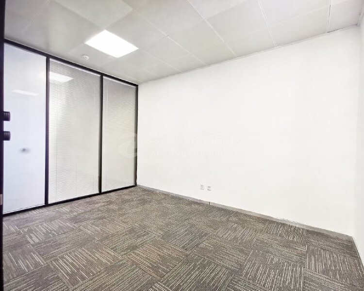 南山粤海街道芒果网大厦办公室298平，全新装修，靠近电梯口