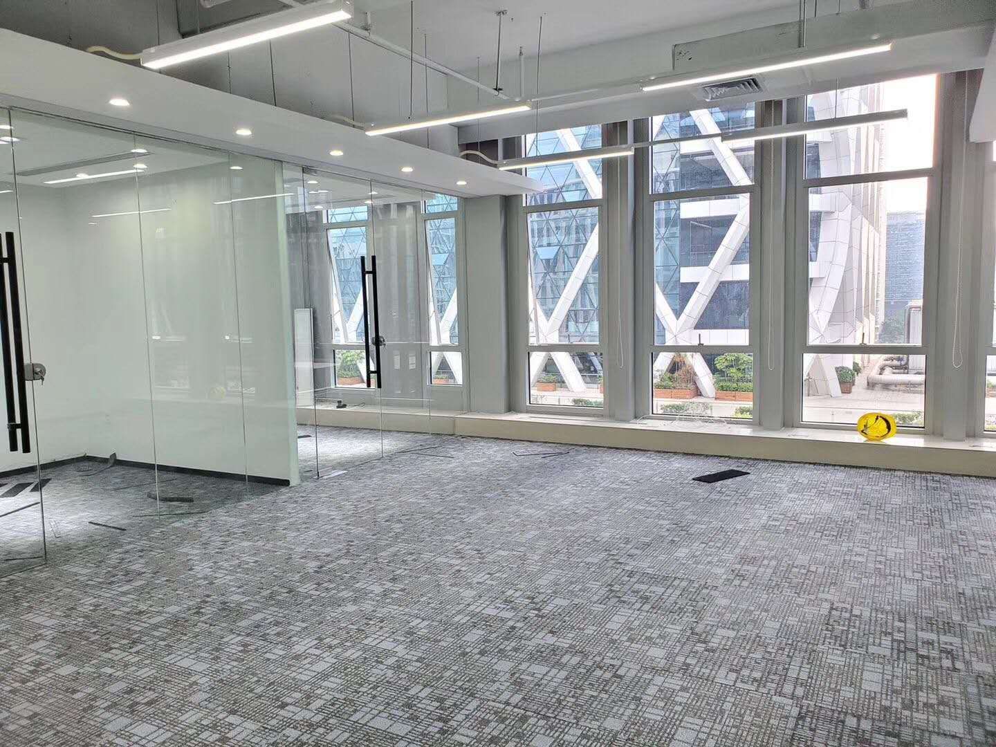 南山科技园面积198平办公室，落地窗采光通透交通便利