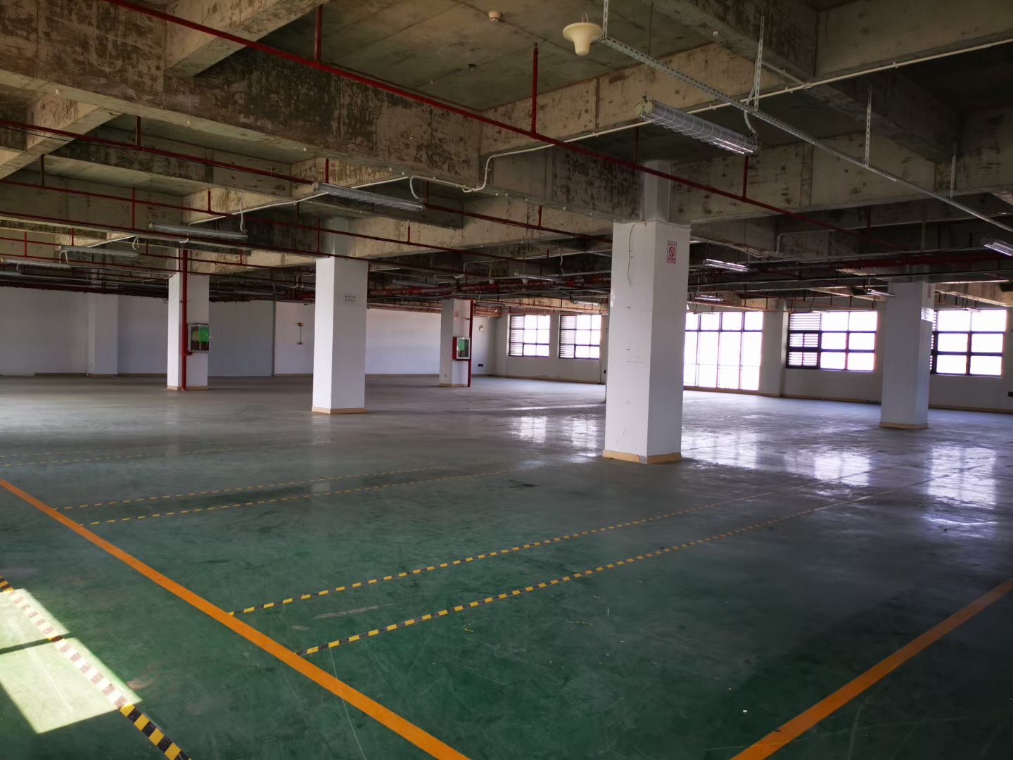 布吉李朗高新技术产业园楼上1000平红本厂房仓库出租，可分租