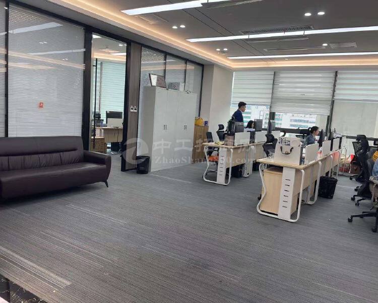 南山粤海门地铁口精装修办公室563平，可分租，采光非常好