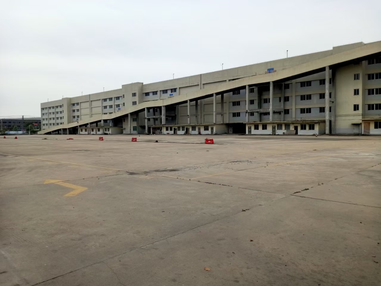 东莞市厂房仓库6万平方
首选：每层有坡道进车间；小汽车仓储；
