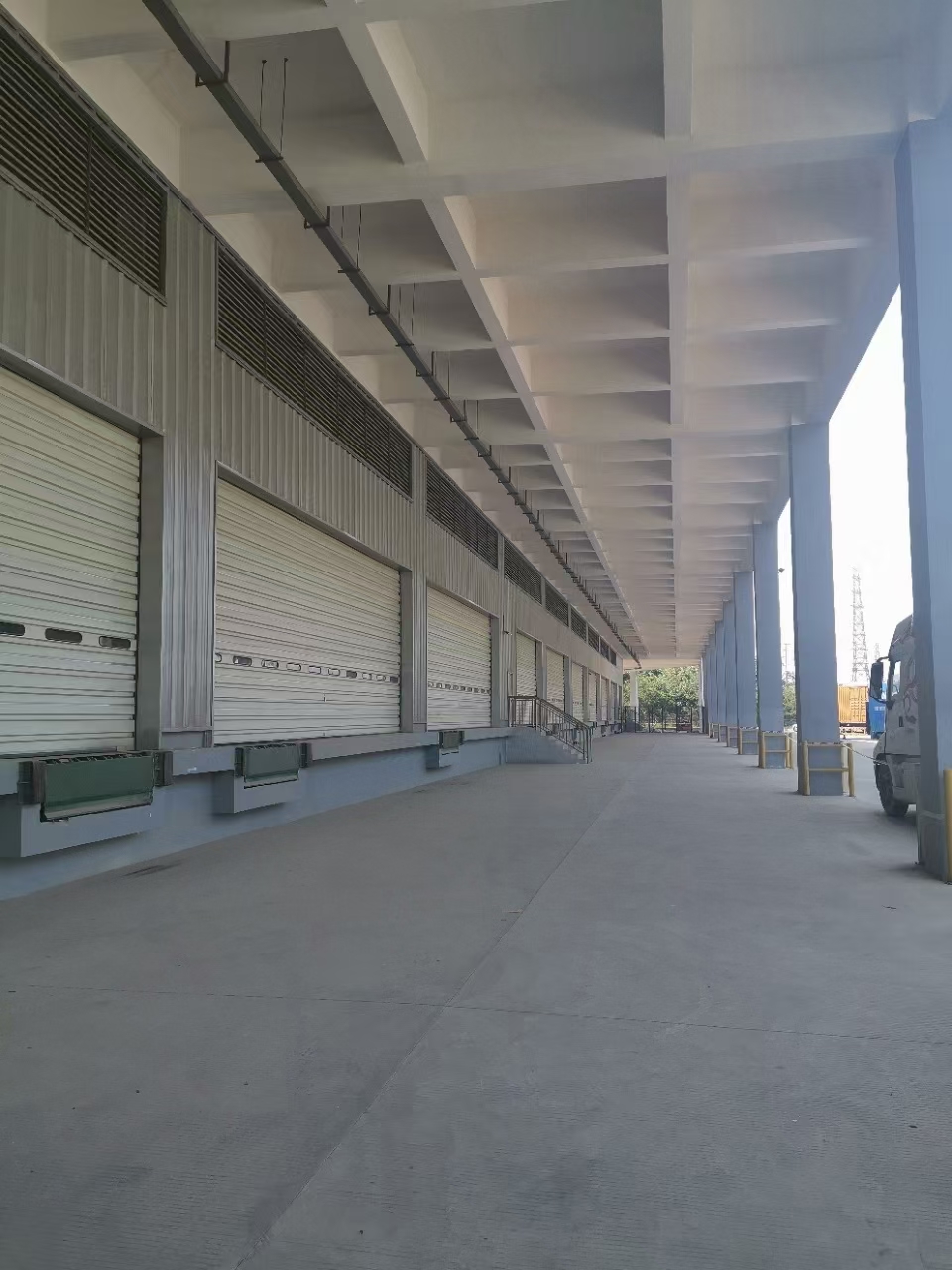 东莞中堂镇新建厂房仓库出租，位于高速路口近，证件齐全空地大。