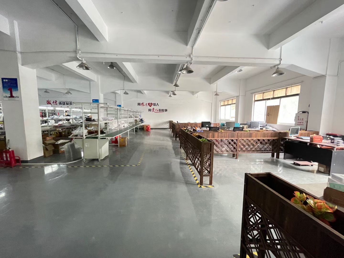 龙背岭三楼9成新装修厂房共800平（包含车间，办公，仓库）
