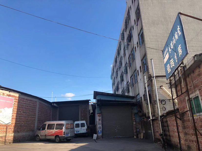 佛山市禅城区南庄镇东村大道边有单一层厂房出租可做仓库和展厅。