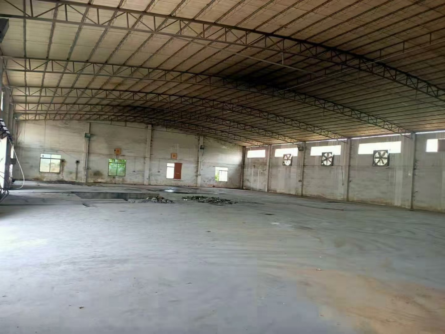 狮岭镇振兴村独院铁皮厂房出租7100平方，适合做仓库。