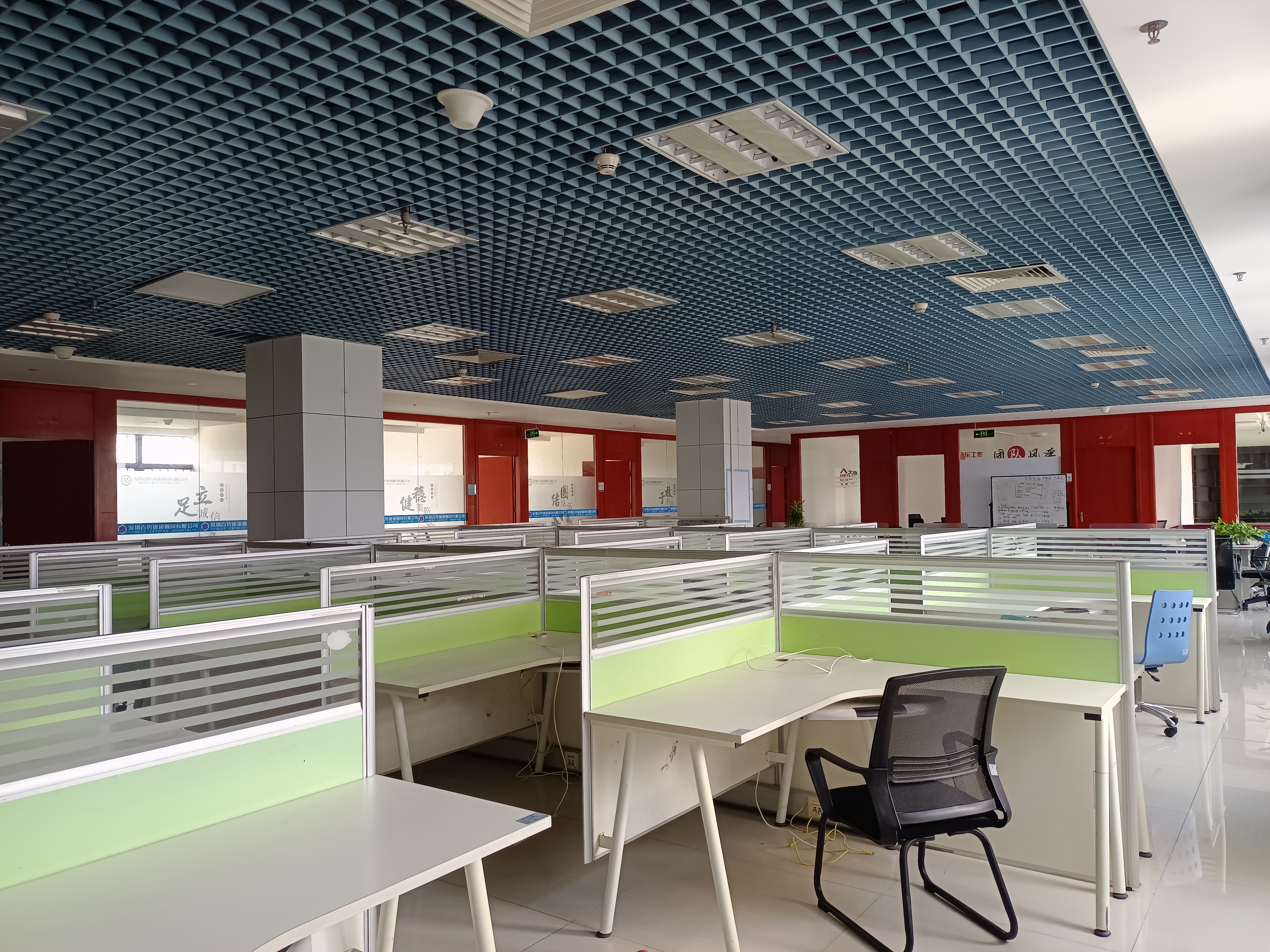 石岩汽车站附近新出一整层500平精装修带家私办公室出租。