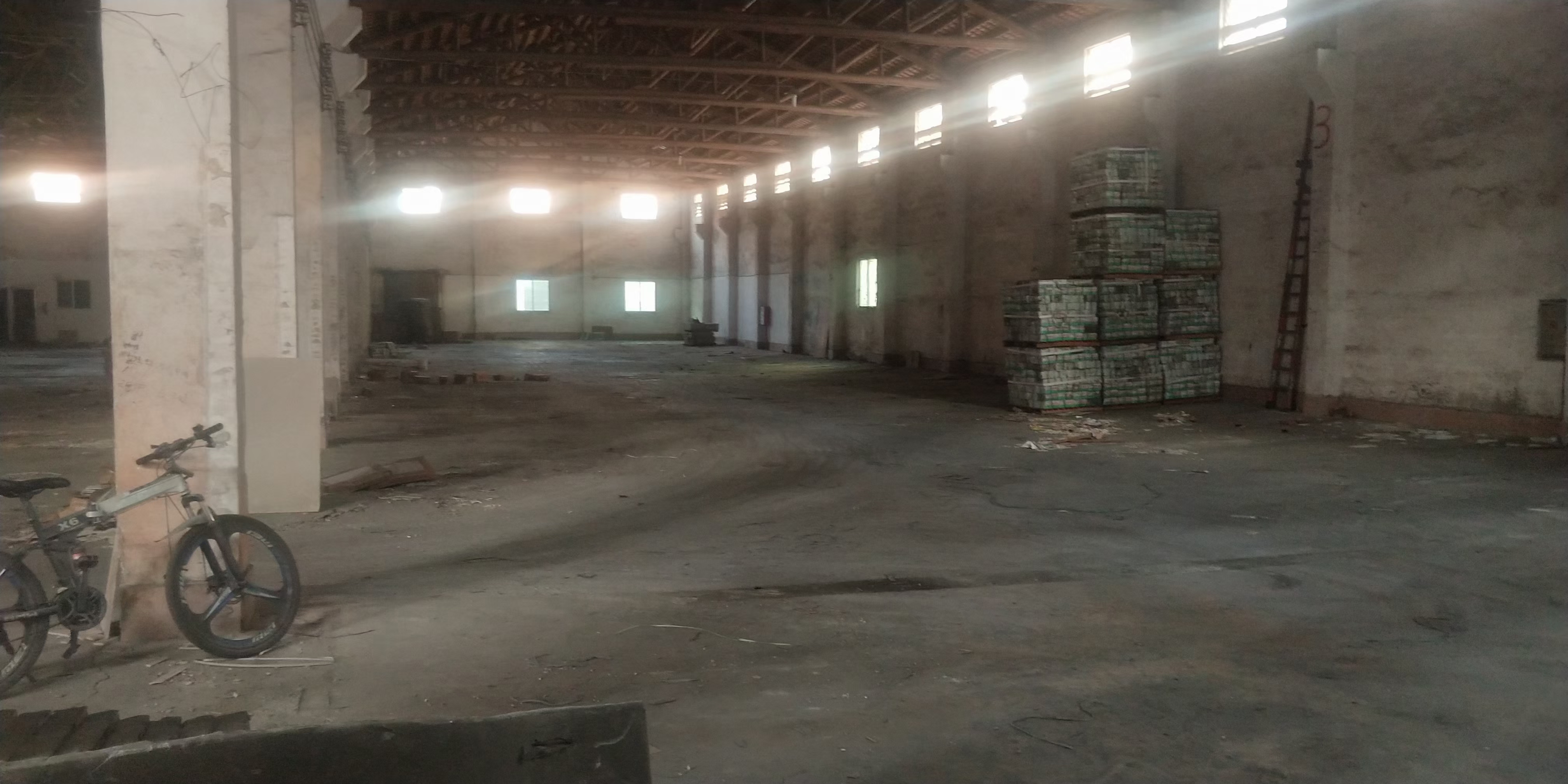 石湾镇现有2380平方单层厂房仓库出租，滴水9米有现成环评.