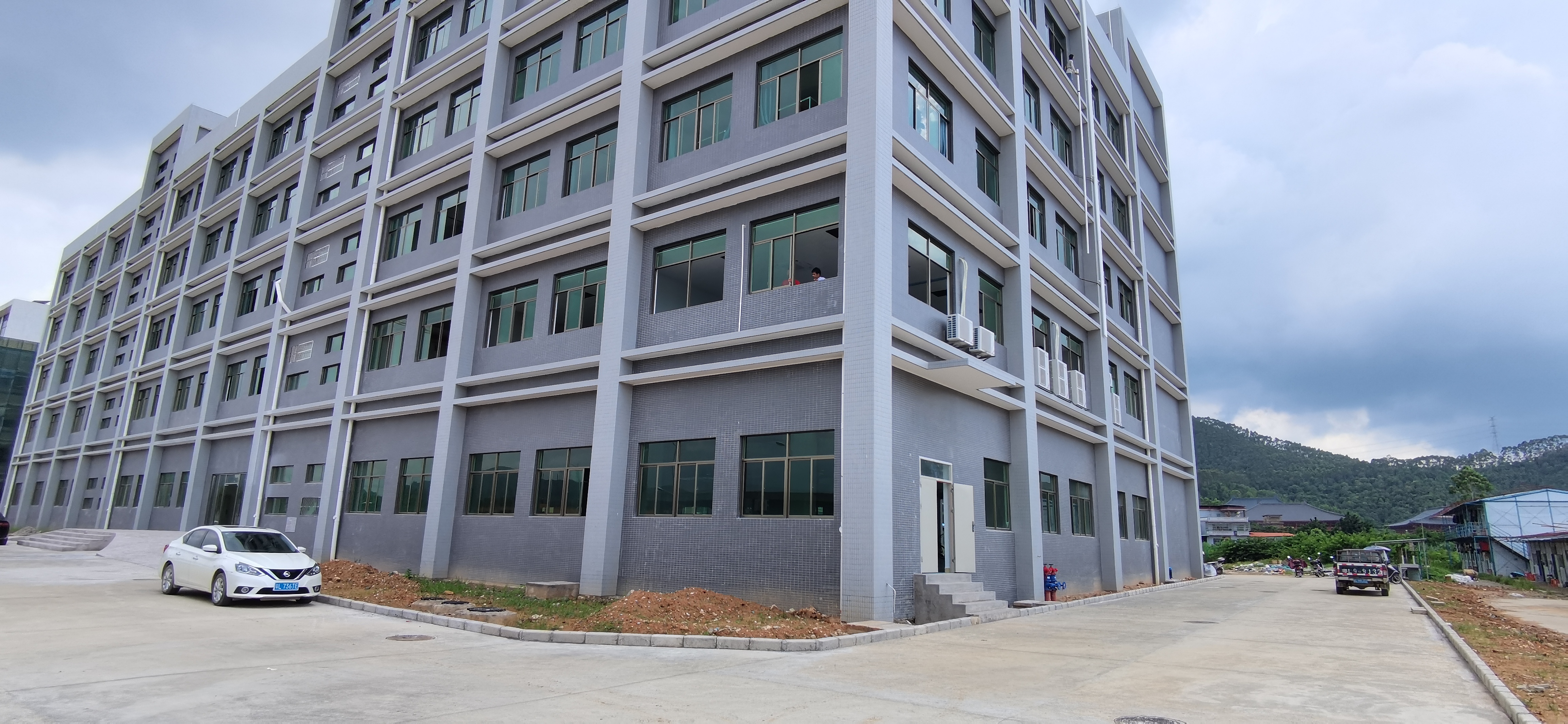 龙溪镇成熟工业园一楼招租面积1889㎡高6米适合做展厅、仓库