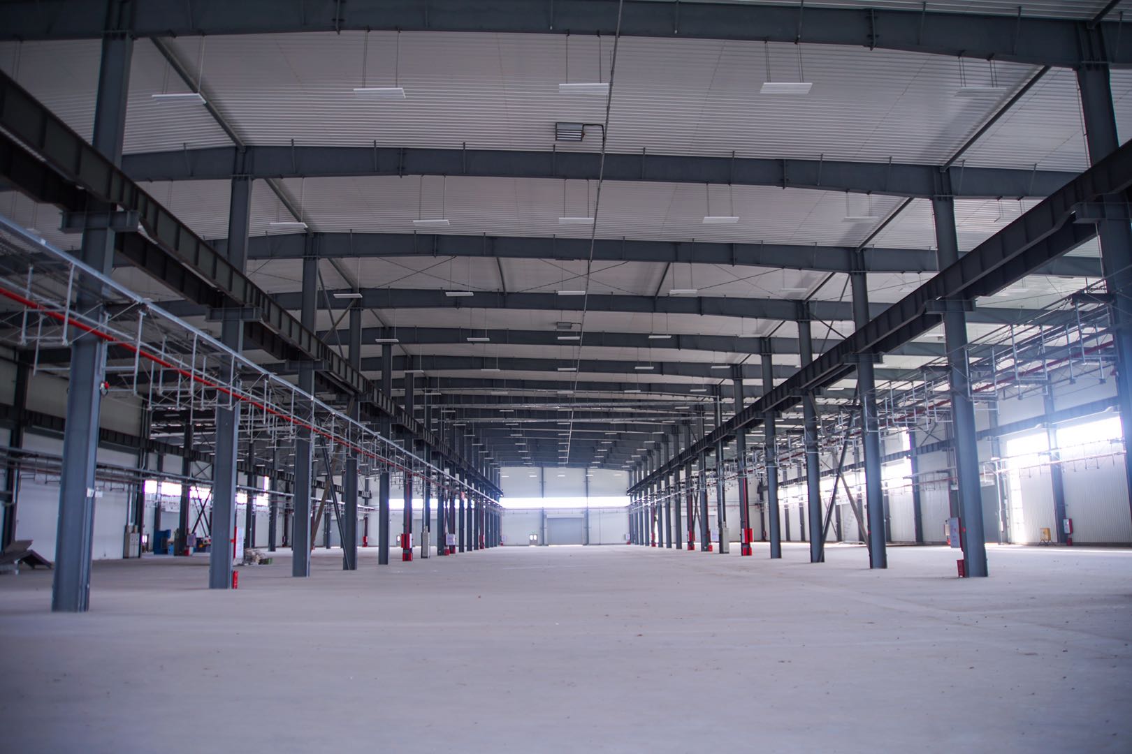 3200平方钢构单一层厂房仓库出租，可进货柜车，电200千瓦