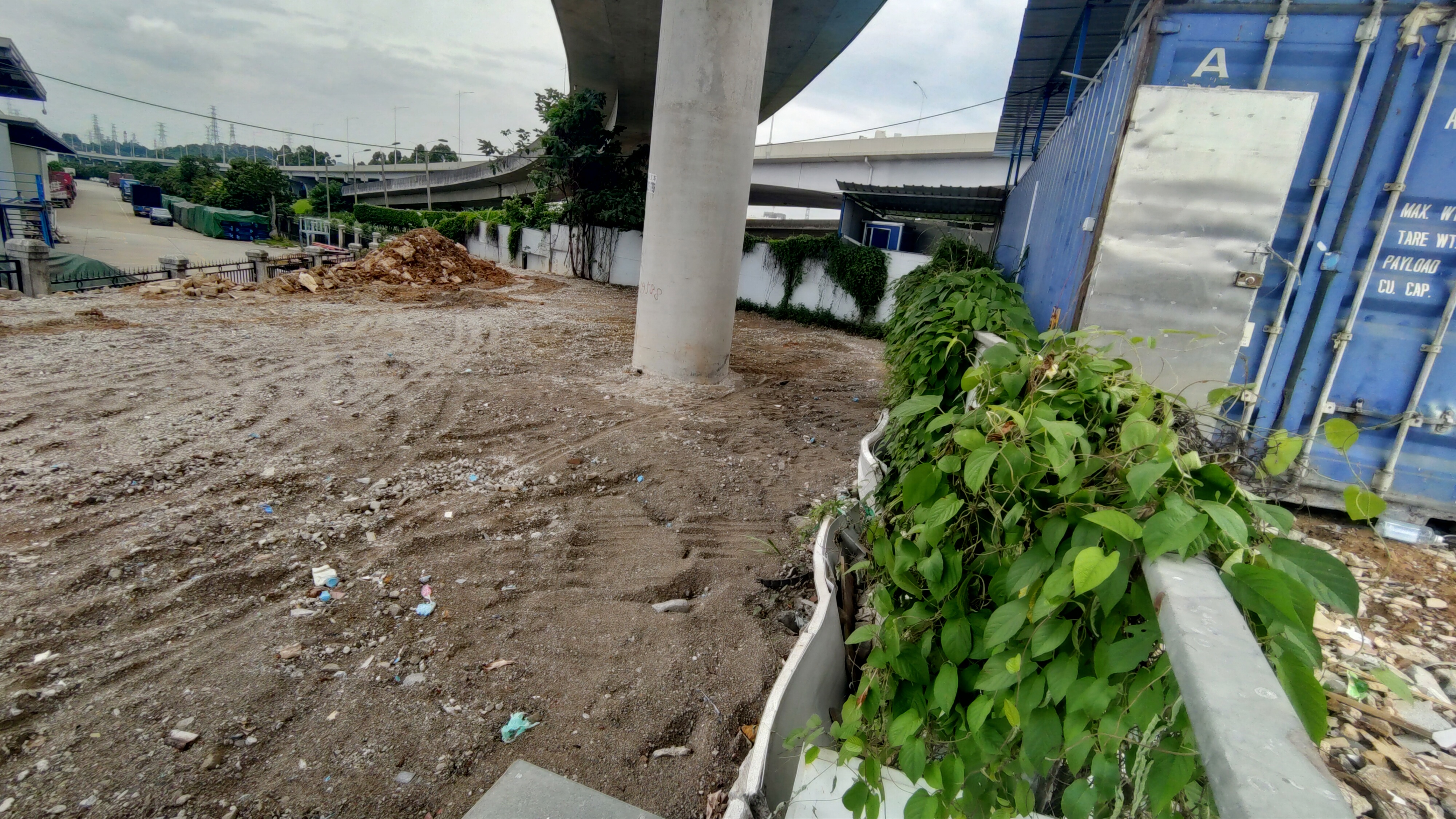 黄埔南岗开发大道大马路边，独门独院空地。进出方便，拖头随便停1