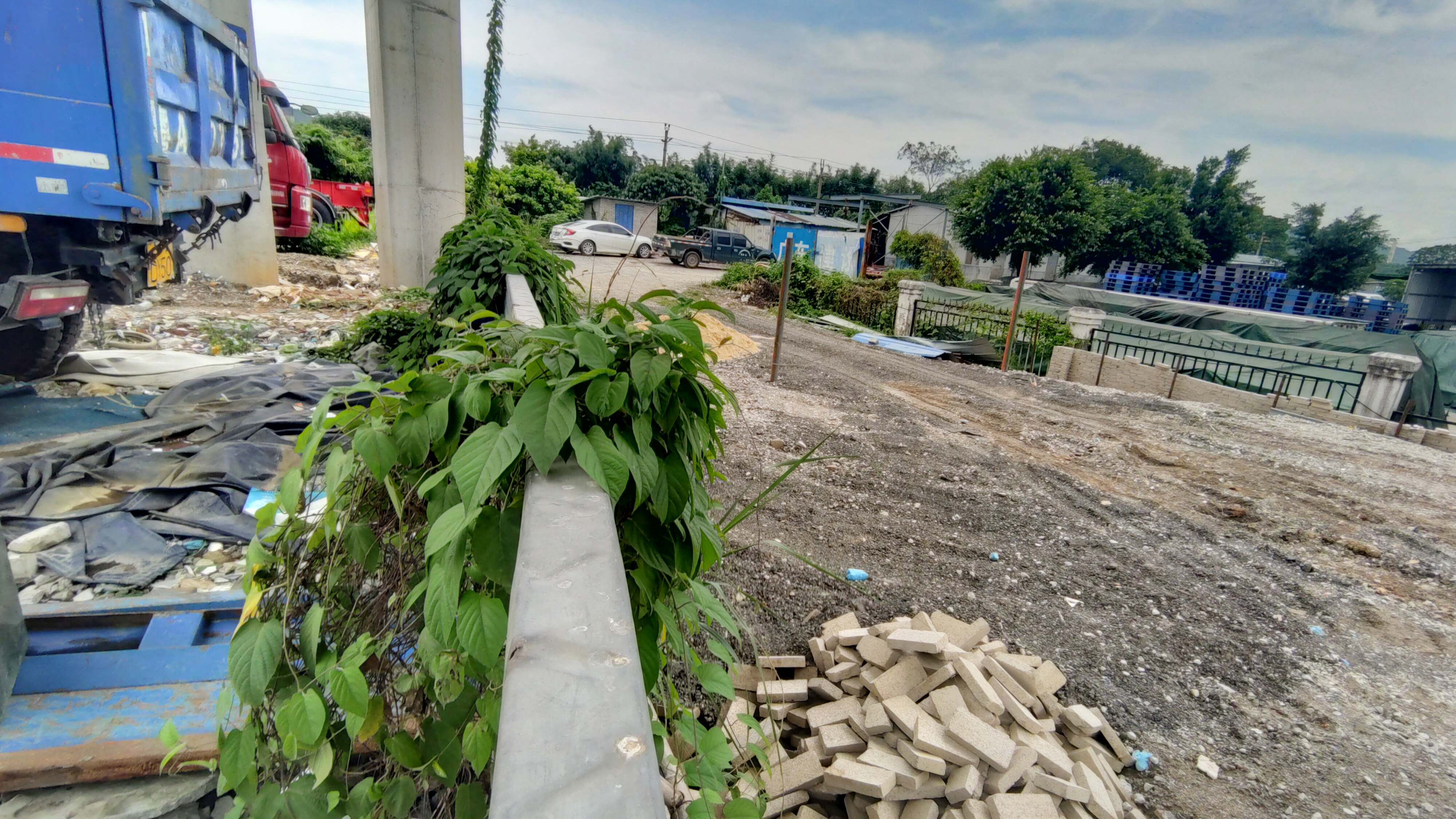 黄埔南岗开发大道大马路边，独门独院空地。进出方便，拖头随便停2