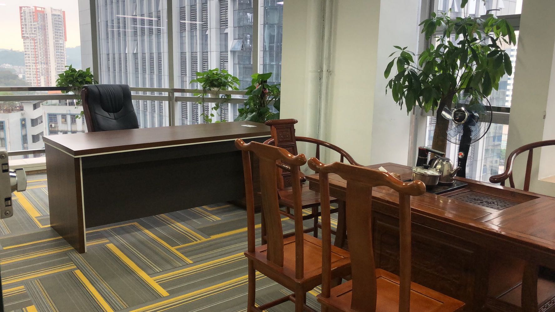 天河区燕岭公园附近新出300平精装修办公室出租，