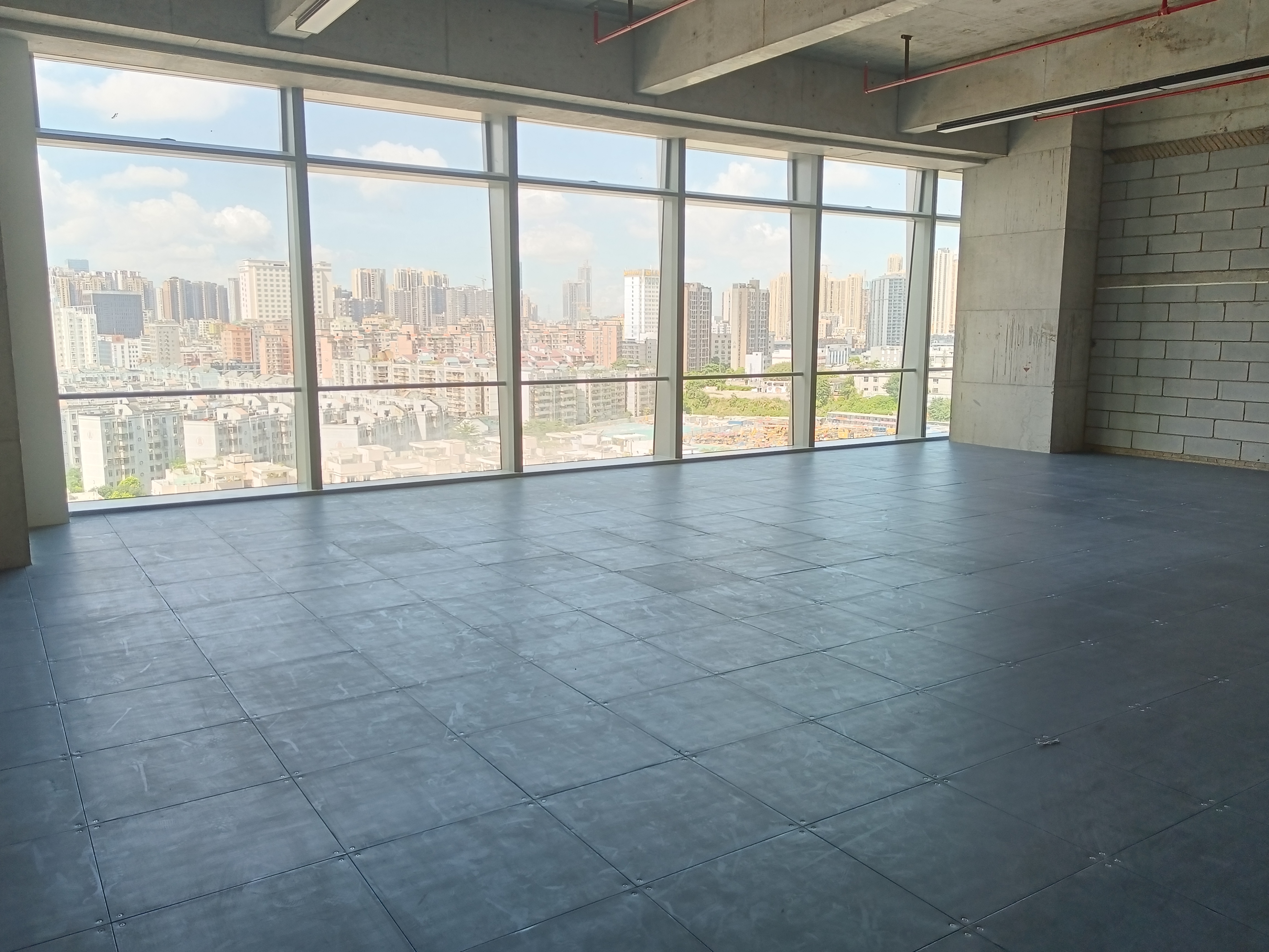 龙华地铁口附近新出性价比最高落地窗办公室2000平，大小可分