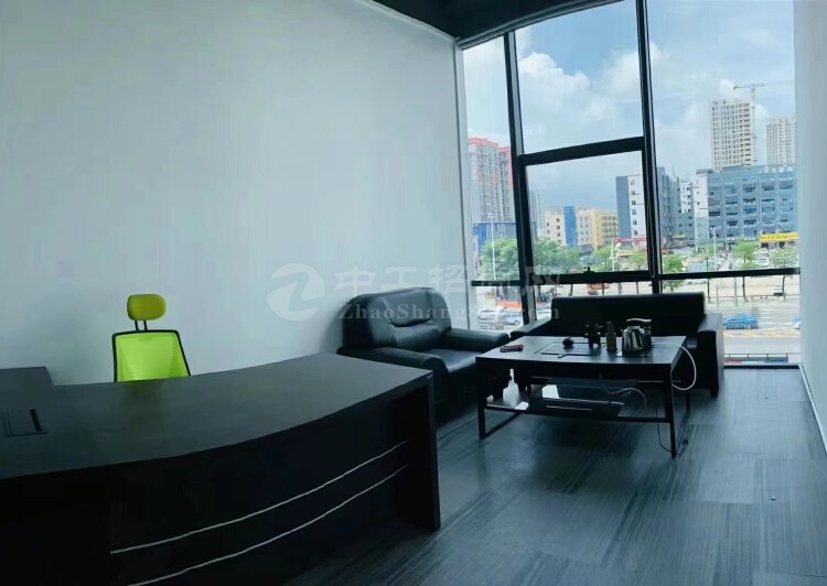 深圳市民治地铁口310平写字楼带家私出租。4