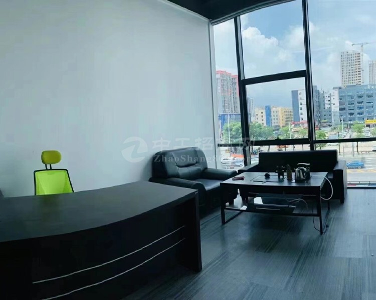 深圳市民治地铁口310平写字楼带家私出租。