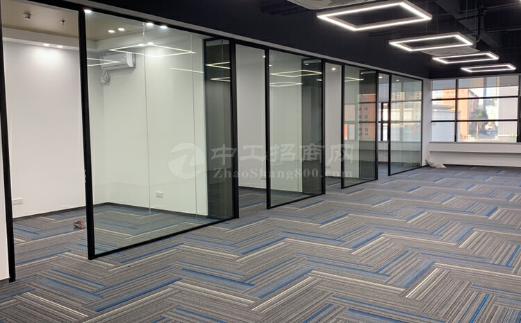 布吉大芬地铁站零距离新出360平精装修办公室出租。
2