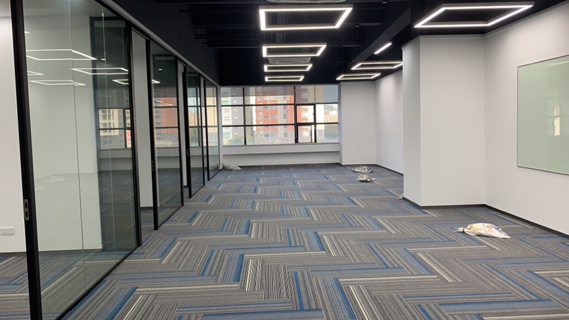 布吉大芬地铁站零距离新出360平精装修办公室出租。

