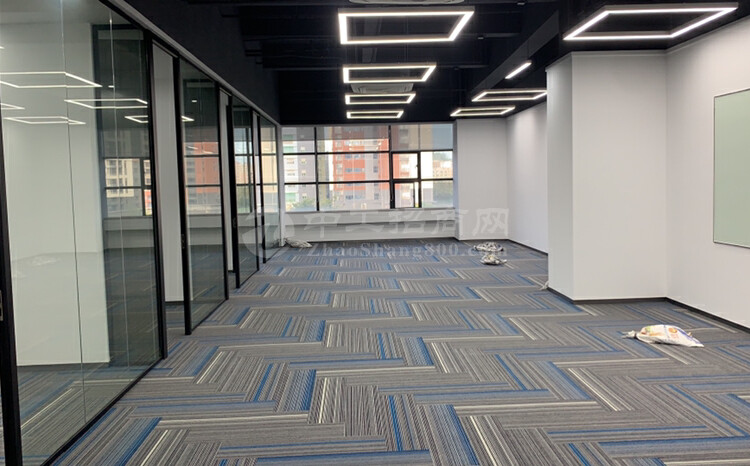 布吉大芬地铁站零距离新出360平精装修办公室出租。
