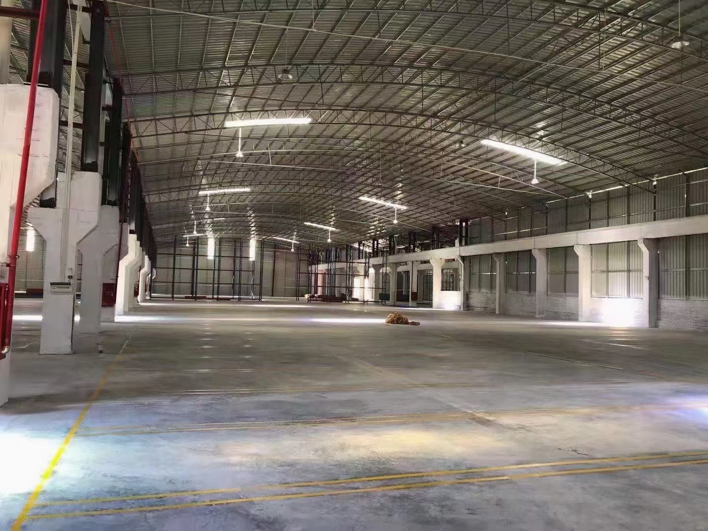 市面上稀缺的11米高35000平米单层带卸货台厂房仓库出租