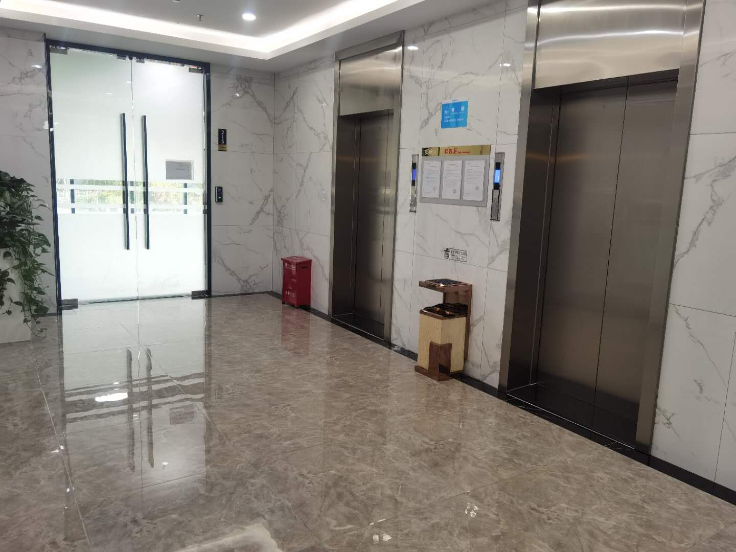 深圳龙岗坂田地铁口新出5楼231平户型方正带装修出租