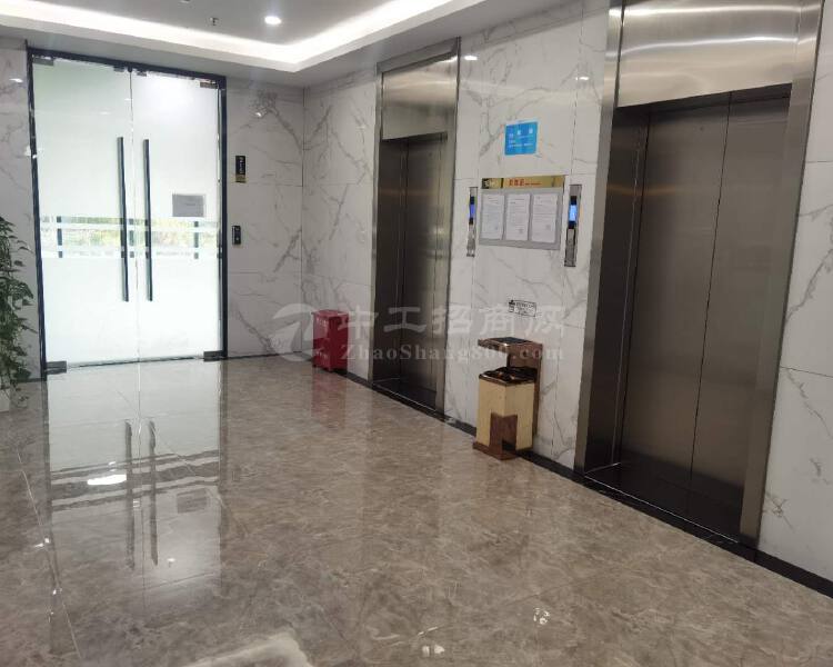 深圳龙岗坂田地铁口新出5楼231平户型方正带装修出租