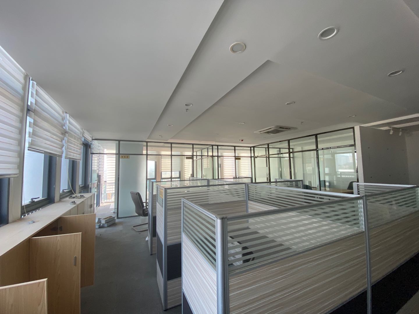 坪山中心广场写字楼出租150平方米精装修办公室可以拎包入住