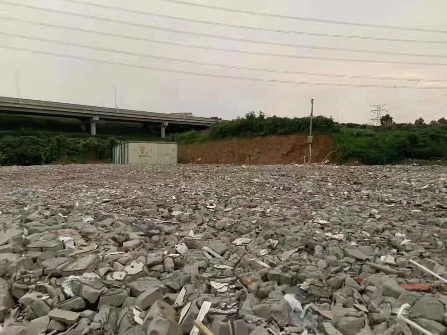 东莞临深片区主干道路边空地3000平方出租。3