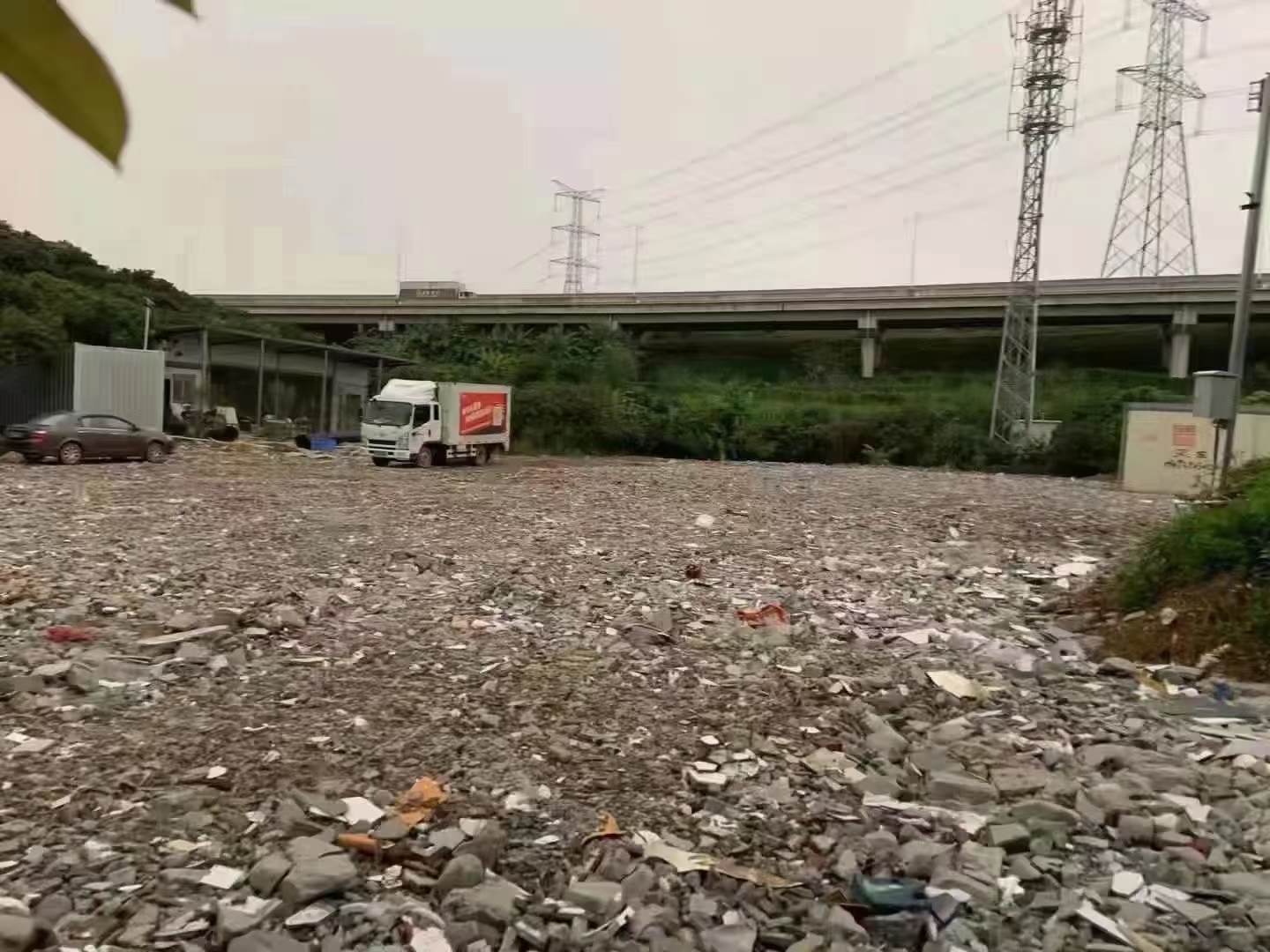 东莞临深片区主干道路边空地3000平方出租。1