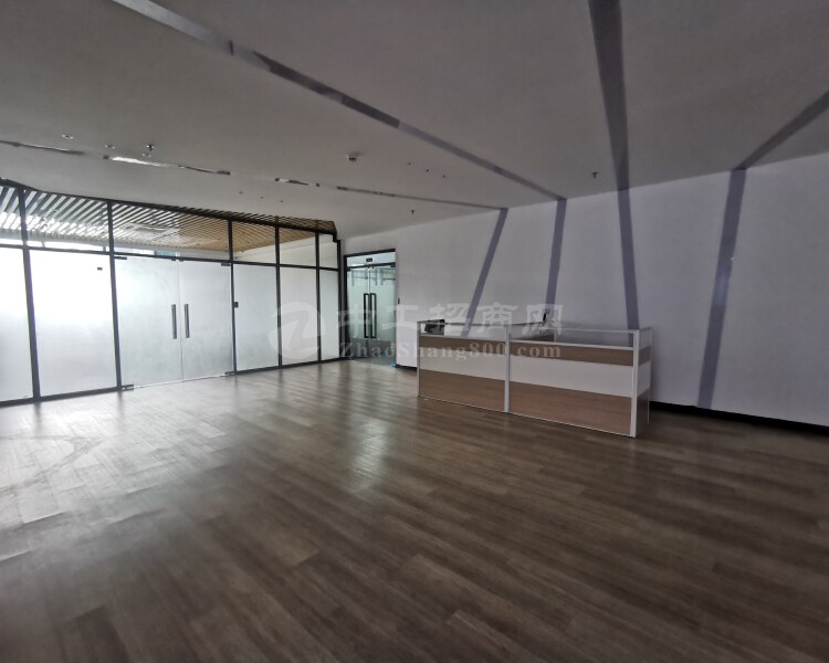 福永地铁站D出口500米，装修办公室，带办公家具