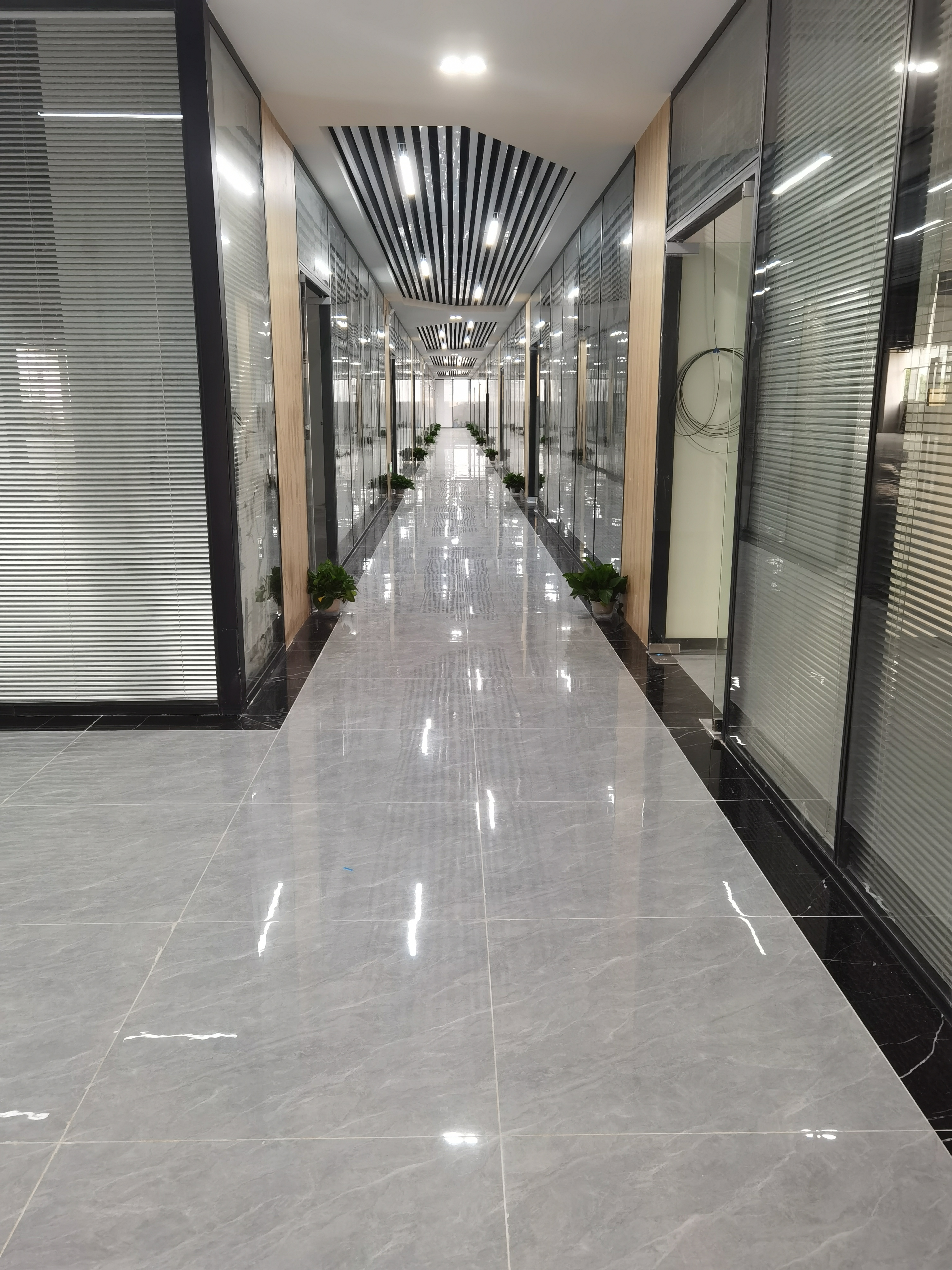 黄埔萝岗香雪地铁站旁边精装修办公室98平方，带办公家具带水电