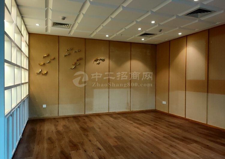 深圳软件园360平办公室招租，落地窗全景采光，深大地铁口505