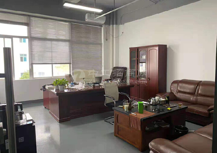 深圳创业孵化基地园区写字楼二楼280平办公室出租3