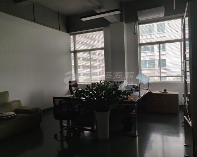 深圳创业孵化基地园区写字楼二楼280平办公室出租